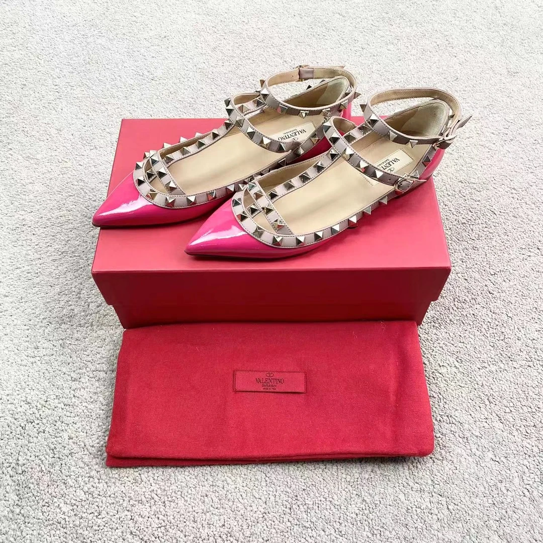 全新未使用 Valentino/华伦天奴  铆钉平底鞋 36码 aa一六八四