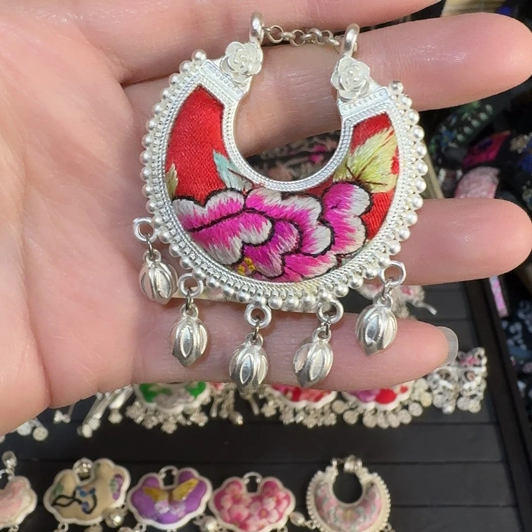 织绣民族风刺绣吊坠