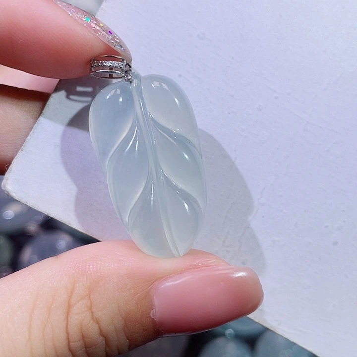 翡翠18K金镶嵌颈饰叶子