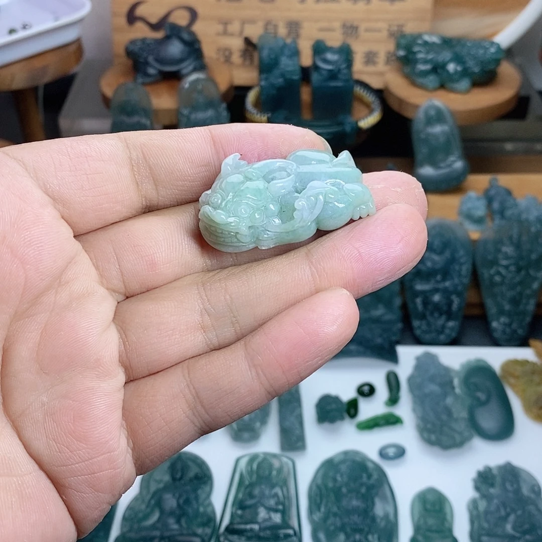 大***脚翡翠未镶嵌颈饰貔貅