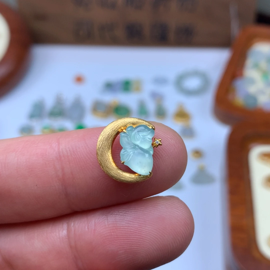 翡翠18K金镶嵌颈饰仙子