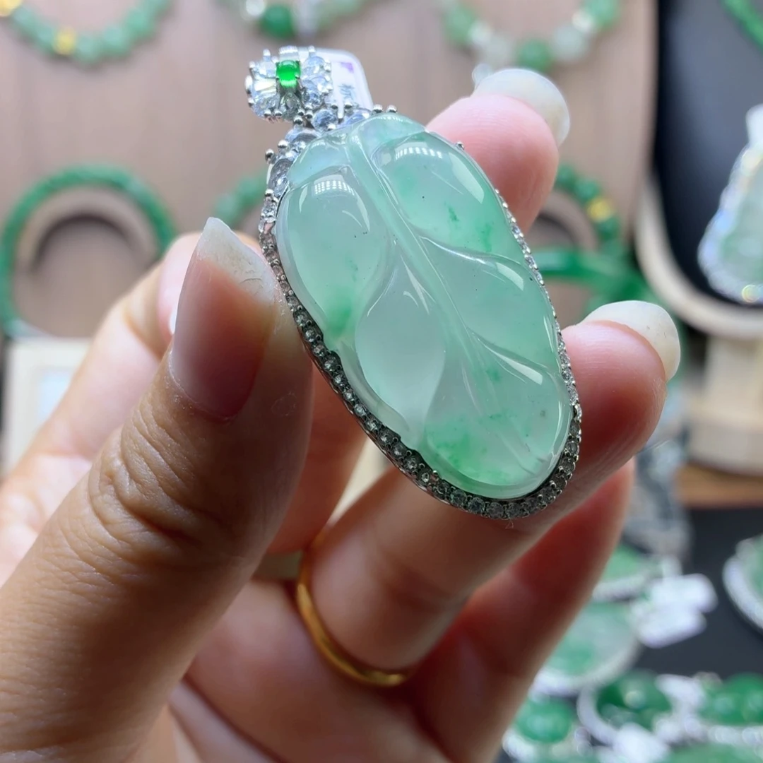 石英质玉（非洲翠）未镶嵌颈饰