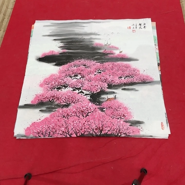 国画花鸟等图案和造型各有特色
