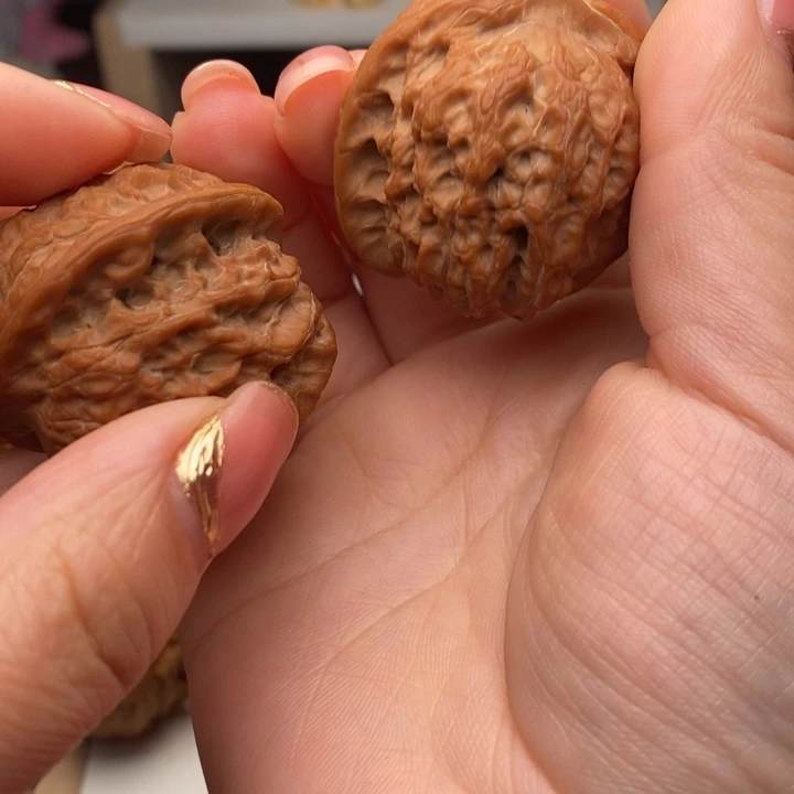明***。文玩核桃把件血麒麟