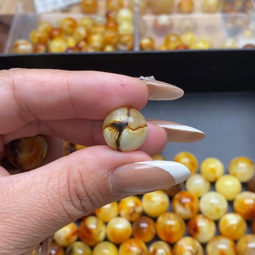 胖***的琥珀未镶嵌珠宝奇石蜜蜡