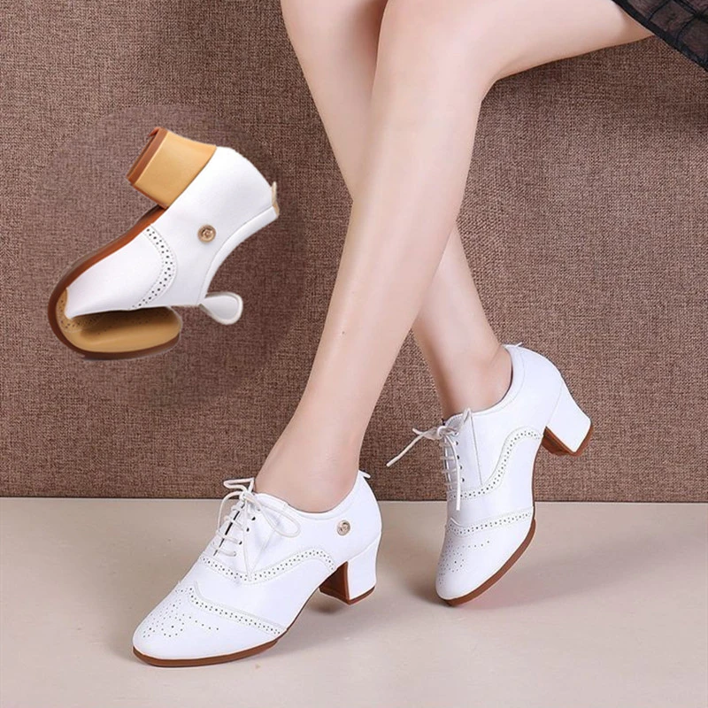 春夏时尚舞蹈鞋透气女软底广场舞鞋交谊舞水兵白色外穿中低跟皮鞋