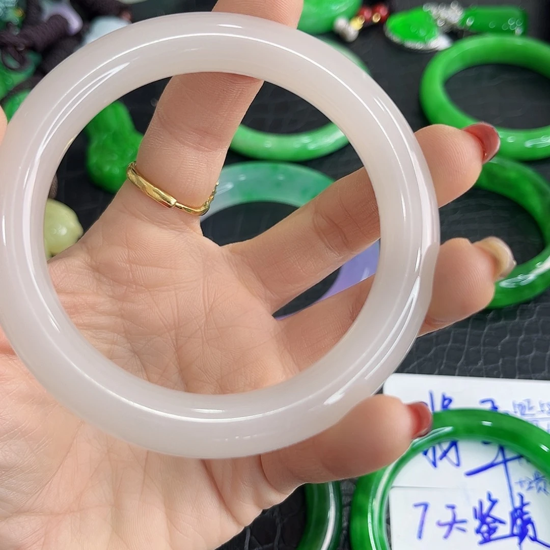 翡翠手镯未镶嵌多样性