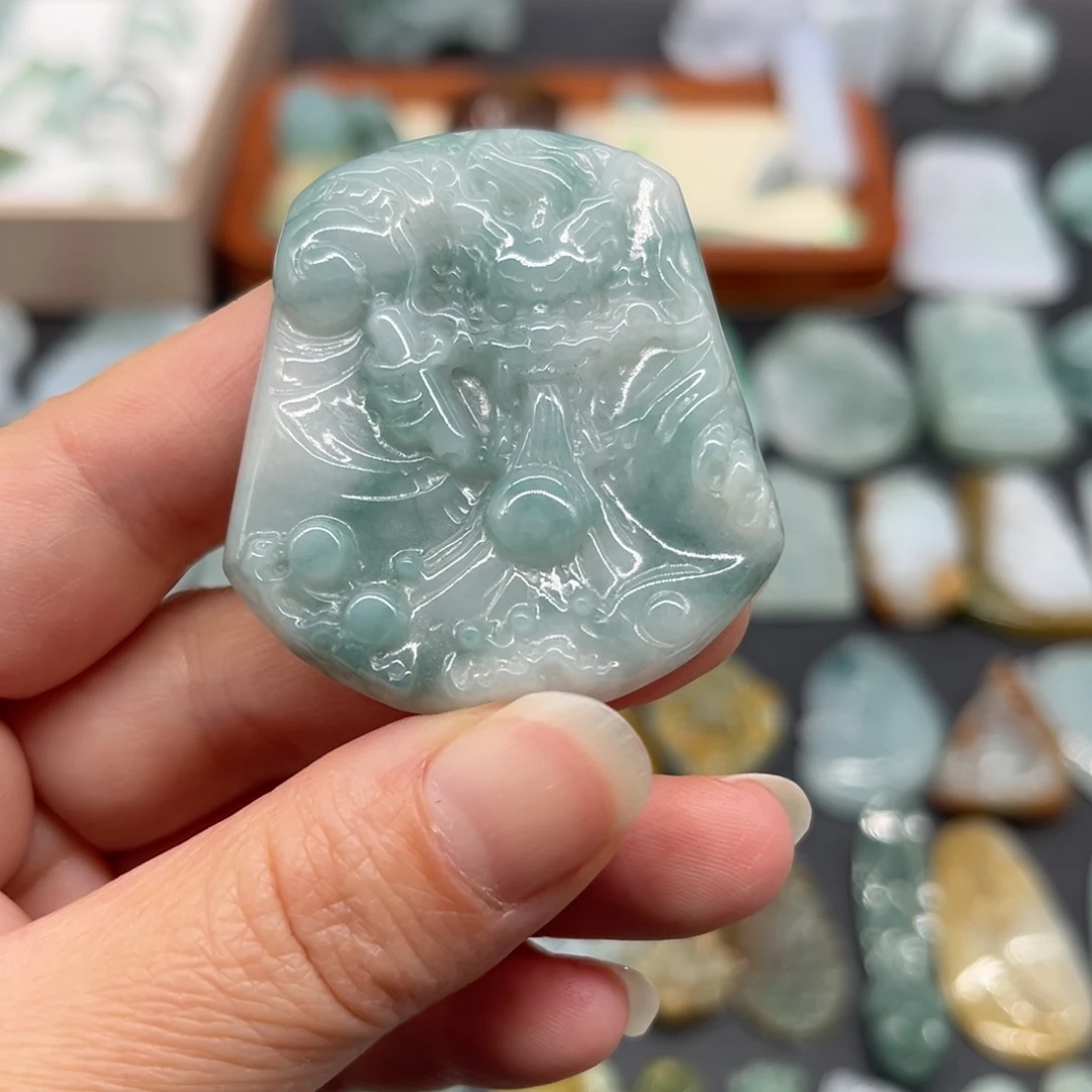 翡翠未镶嵌颈饰龙牌