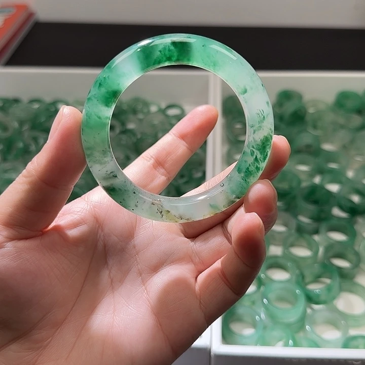 未镶嵌手镯石英质玉（非洲翠）