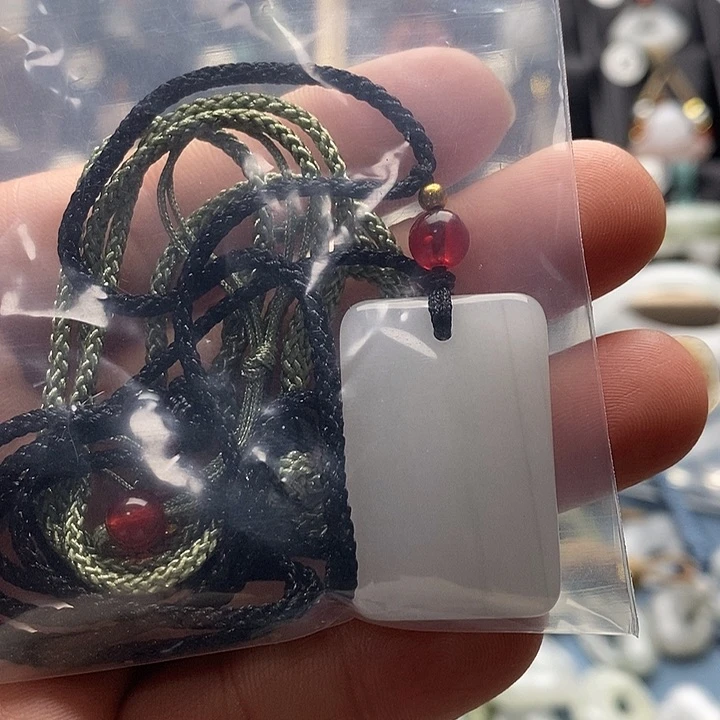 翡翠未镶嵌颈饰小****利