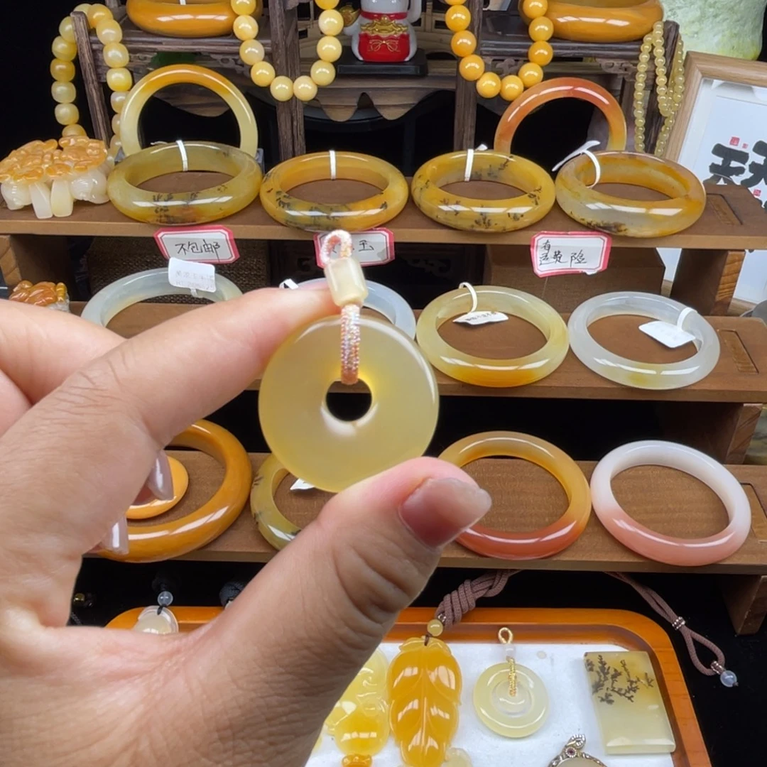 石英质玉（黄龙玉）未镶嵌颈饰
