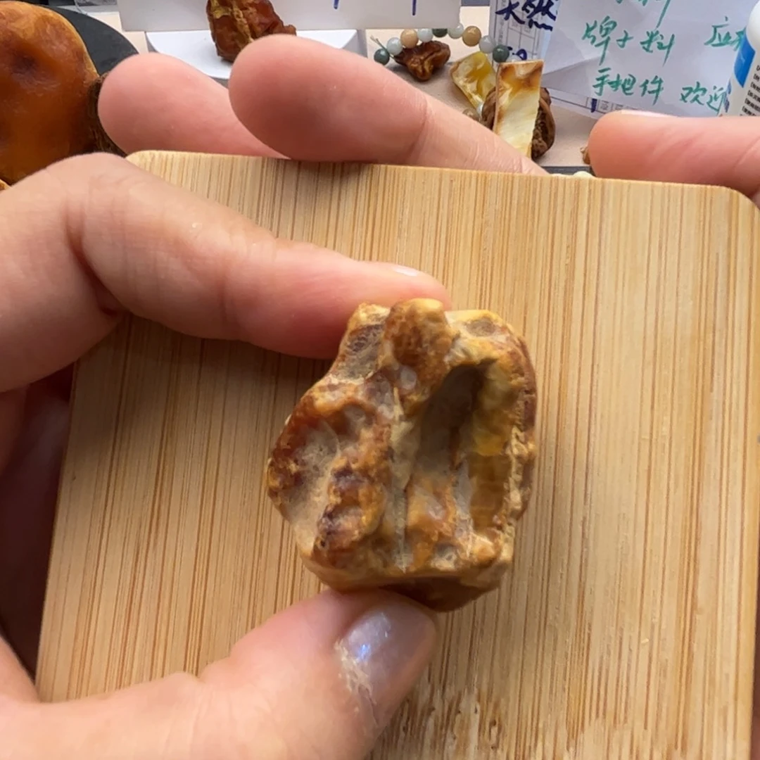 ****宇未镶嵌琥珀耳饰陈