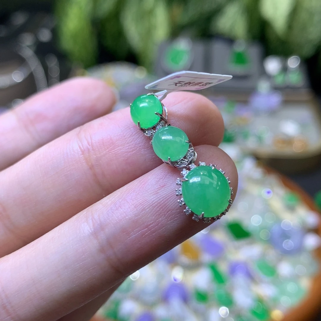 颈饰18K金镶嵌翡翠