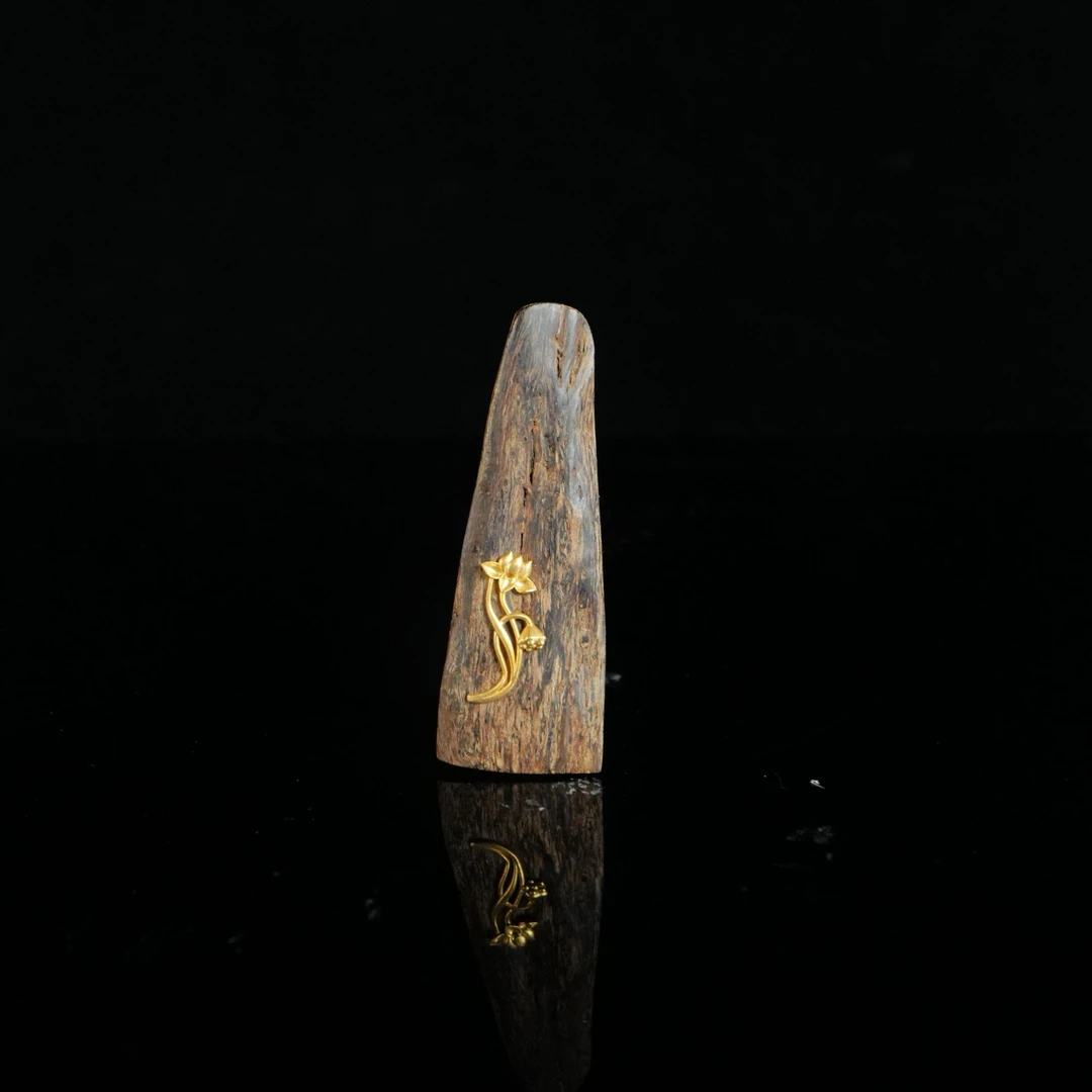 B3704 文莱黑棋软丝沉水沉香吊坠  荷花 5.76×2.03×0.44cm  3.9g