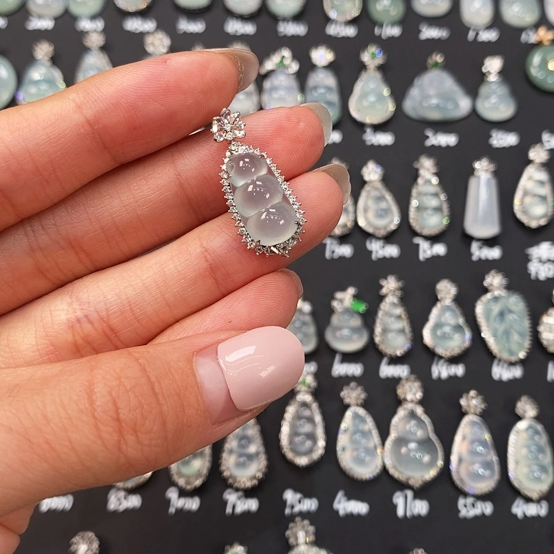 翡翠18K金镶嵌颈饰