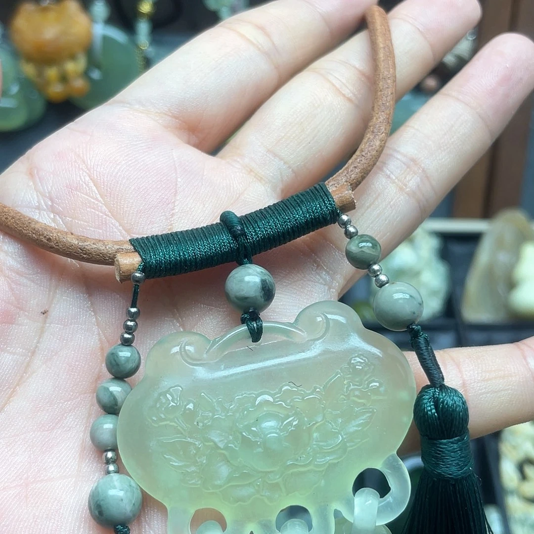 蛇纹石玉未镶嵌颈饰