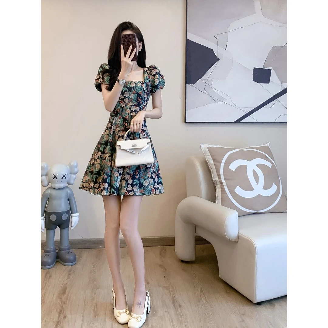 2025夏季新款方领复古气质茶歇裙收腰显瘦别致泡泡袖中长款裙子