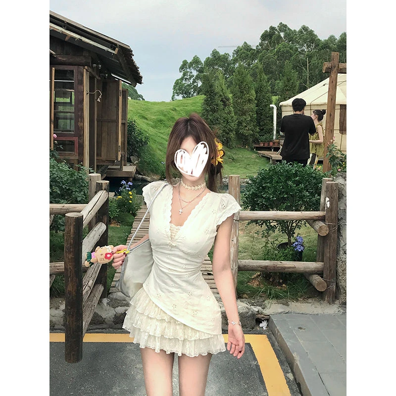 韩系假两件V领甜美纯欲蕾丝小飞袖连衣裙女夏季设计感收腰a字短裙