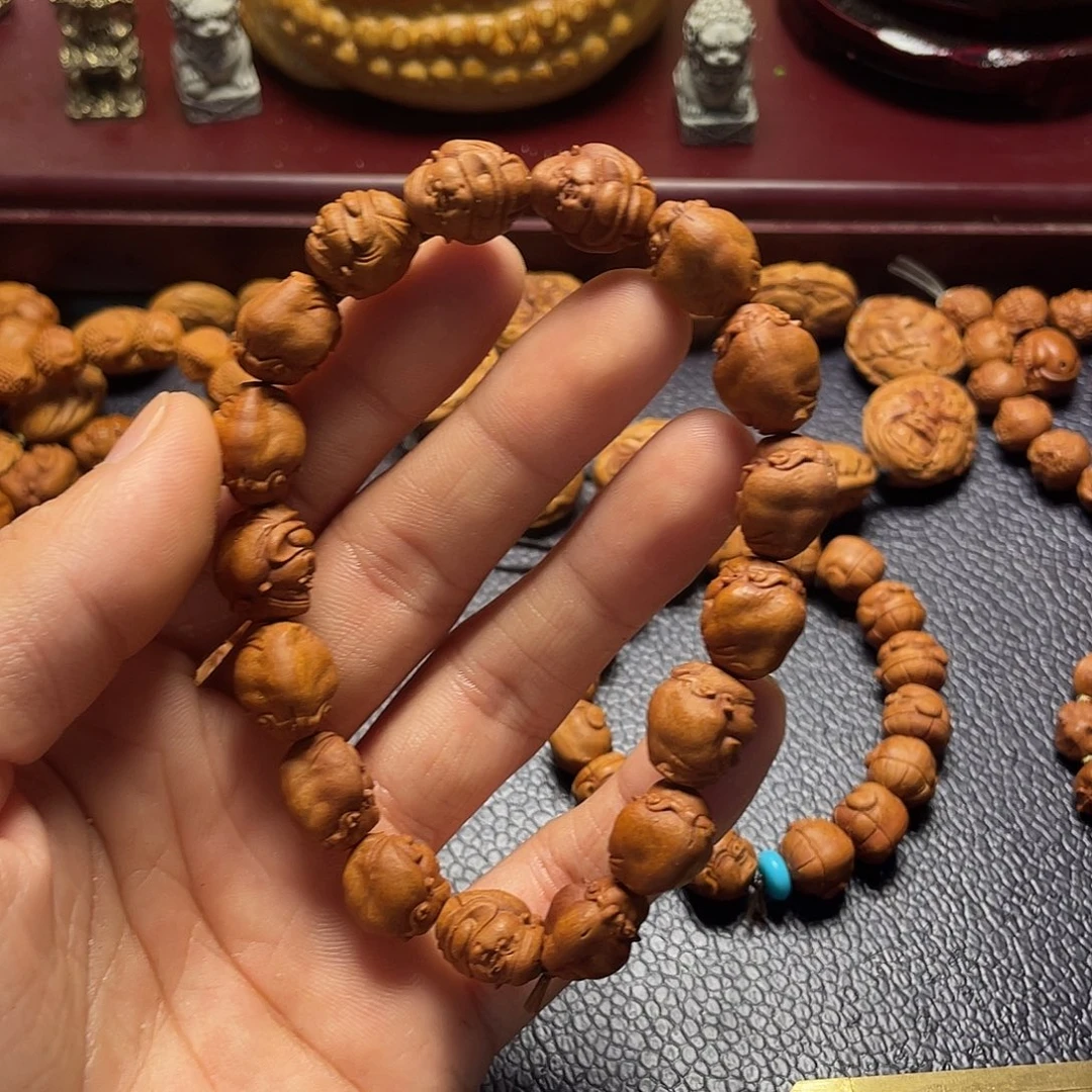 龙纹桃核雕刻瑕疵财神