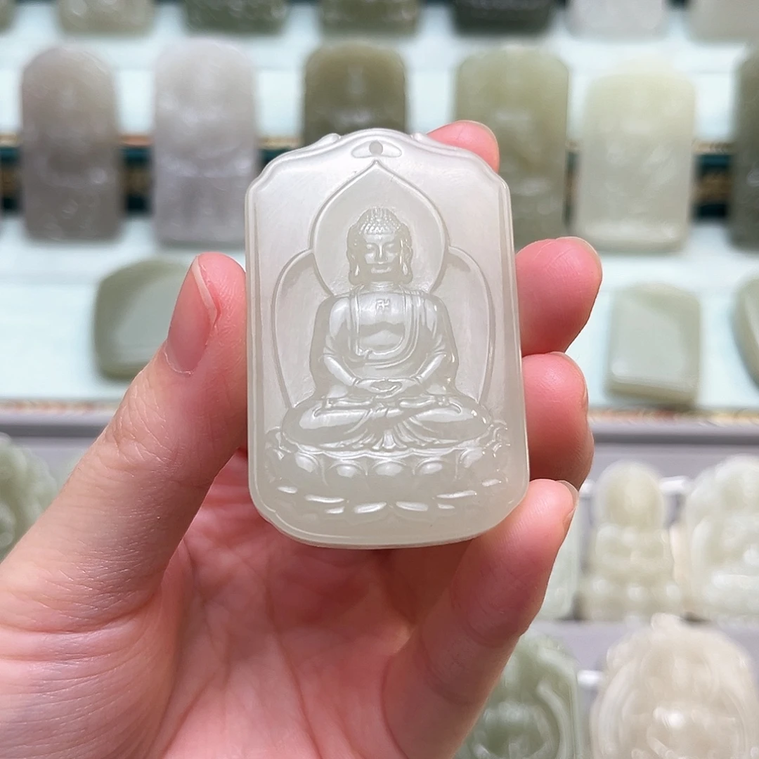 萱***妈和田玉未镶嵌颈饰