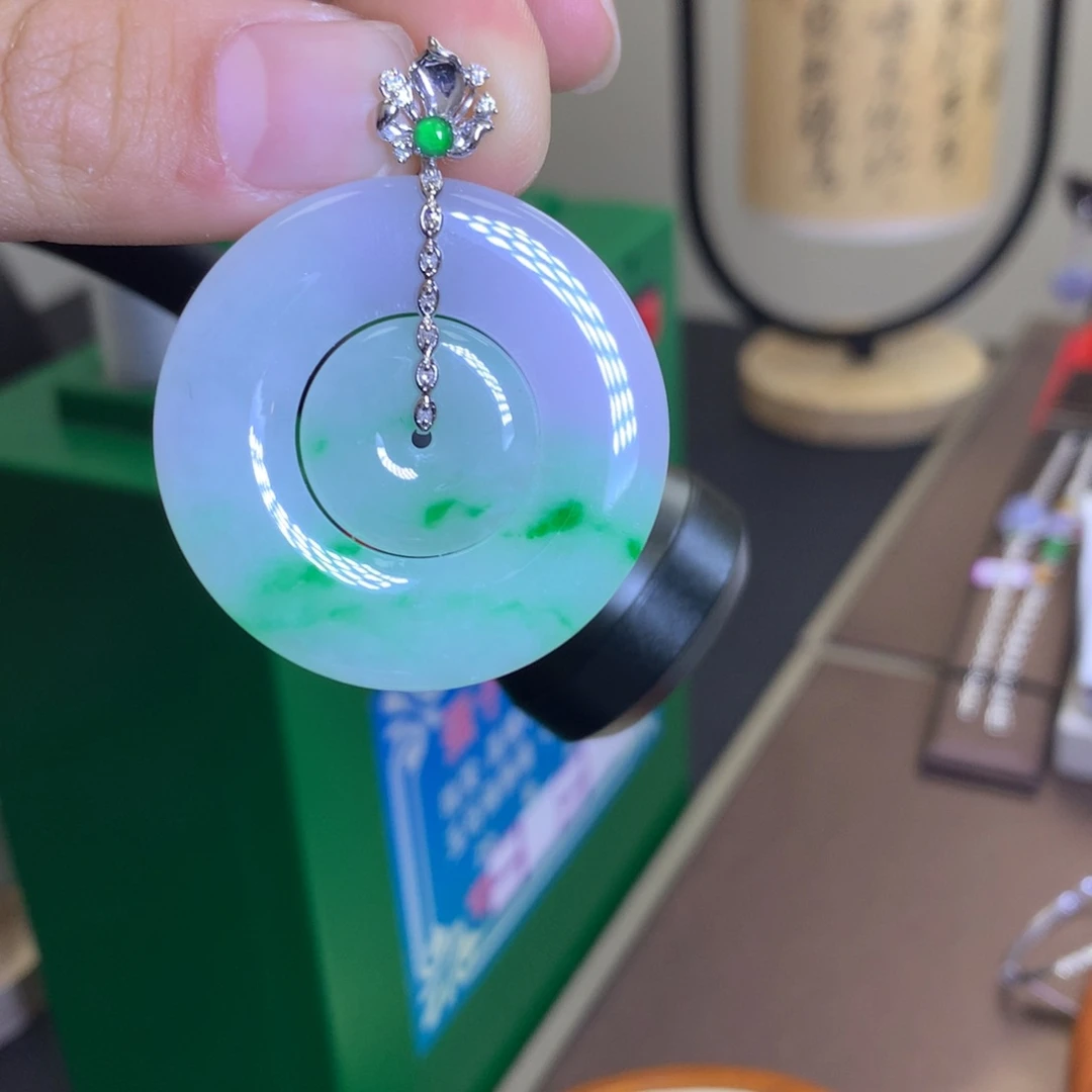 翡翠颈饰18K金镶嵌翡翠