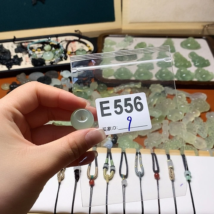 透闪石-蛇纹石玉合金颈饰了*