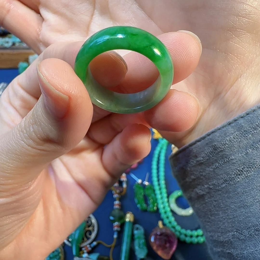 颈饰未镶嵌翡翠蛛**迹