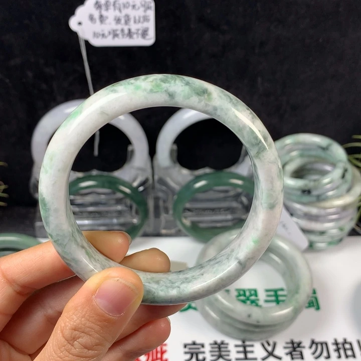 翡翠未镶嵌手镯56号。 58圈