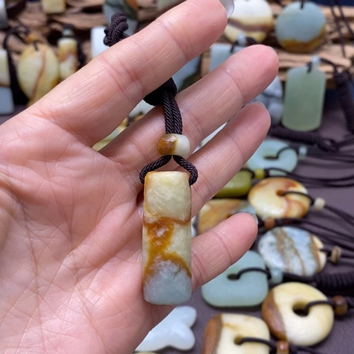 蛇纹石玉未镶嵌颈饰