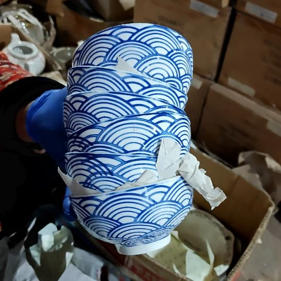 瓷片盘子碗茶壶啥都有