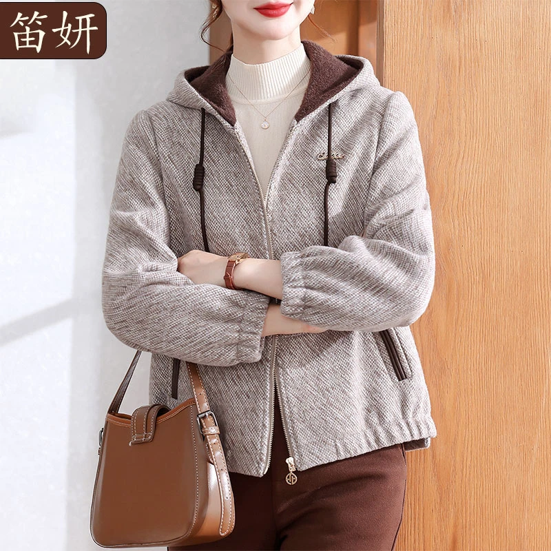 今年流行的妈妈秋冬外套短款毛呢上衣2025新款中老年女洋气厚衣服
