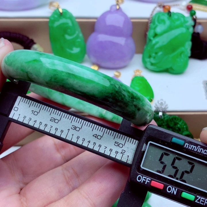 翡翠未镶嵌手镯…．．