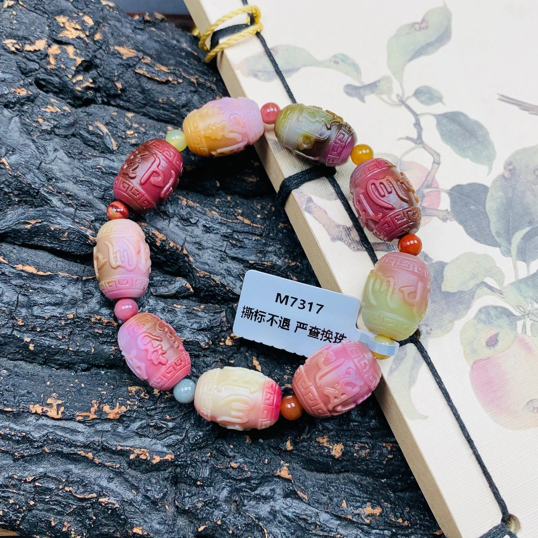 天然老矿原矿七彩盐源玛瑙精工雕刻明艳俏色六字真言桶珠手串