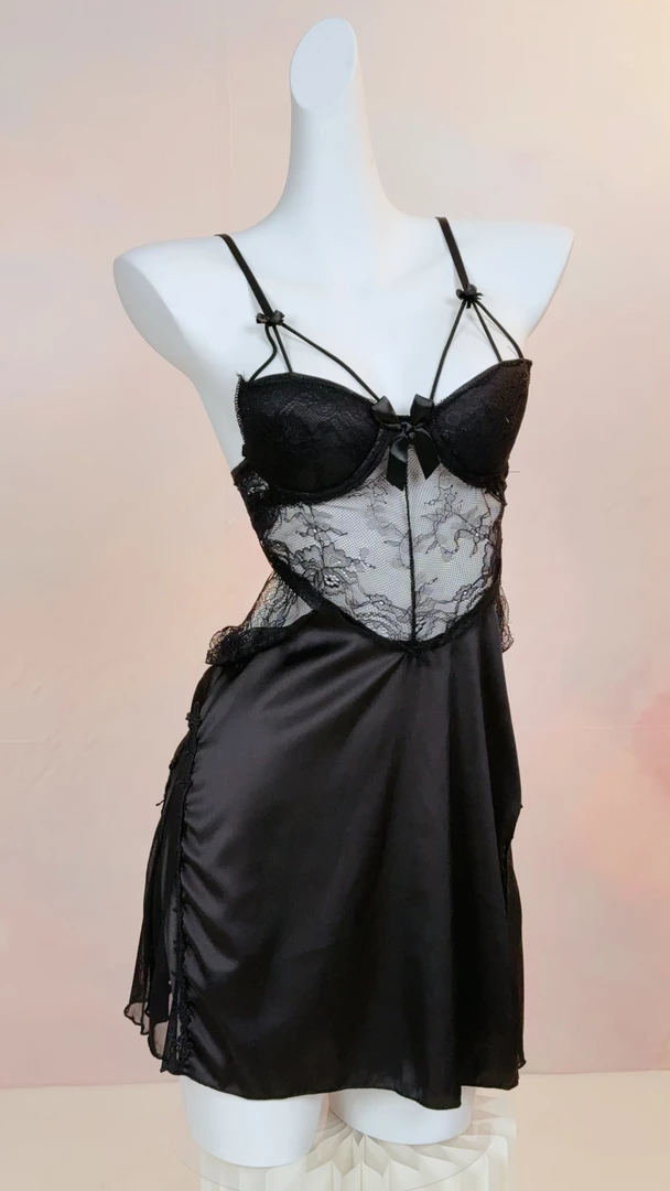 【纯爱】镂空吊带连衣裙