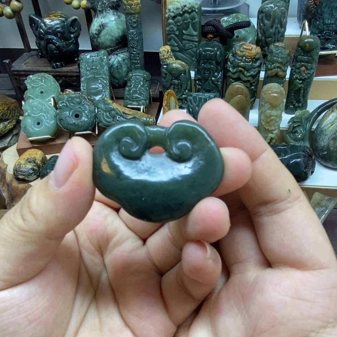 未镶嵌岫岩老玉（透闪石质玉）把件