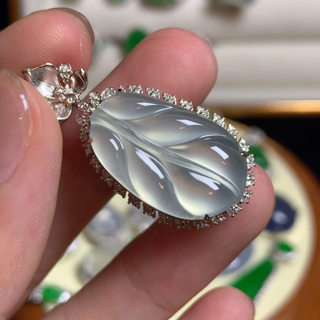 颈饰18K金镶嵌翡翠叶子