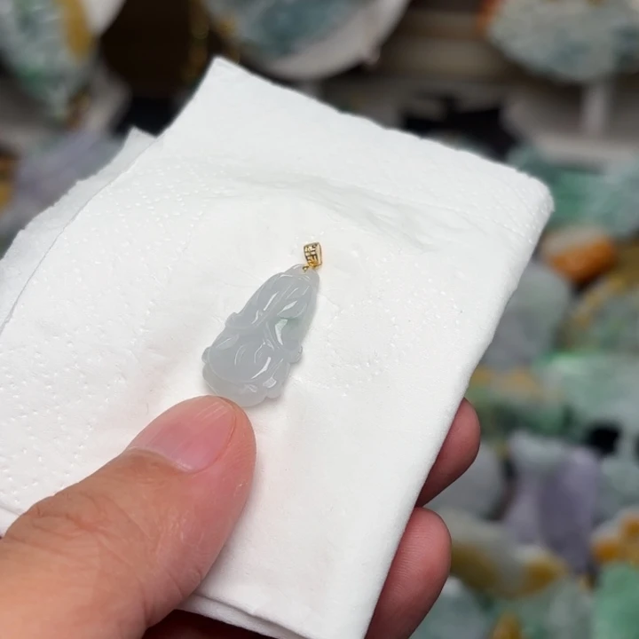 翡翠18K金镶嵌颈饰吊坠