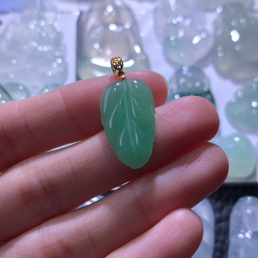 翡翠未镶嵌颈饰叶子