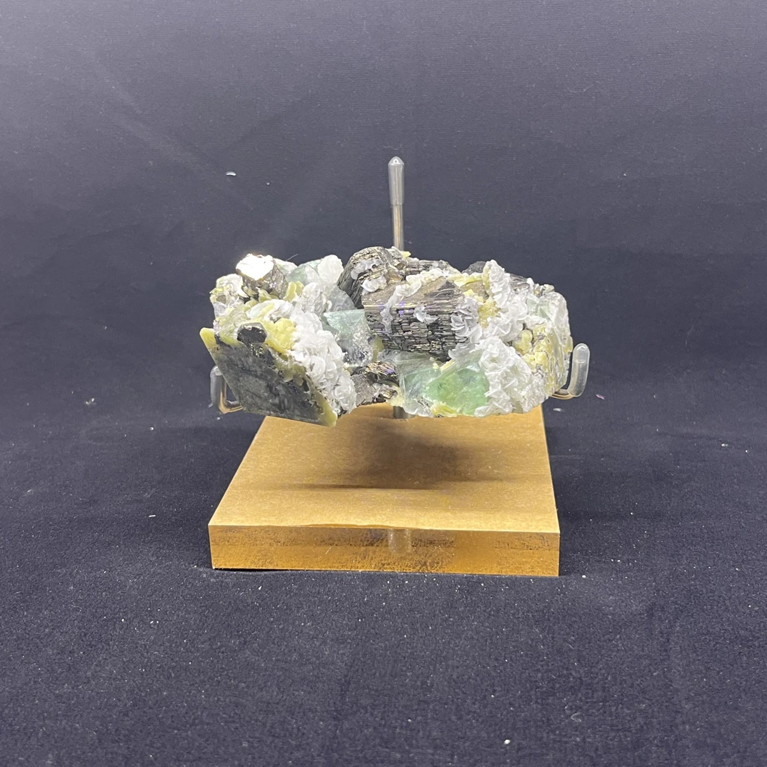 磁黄铁矿萤石云母方解共生