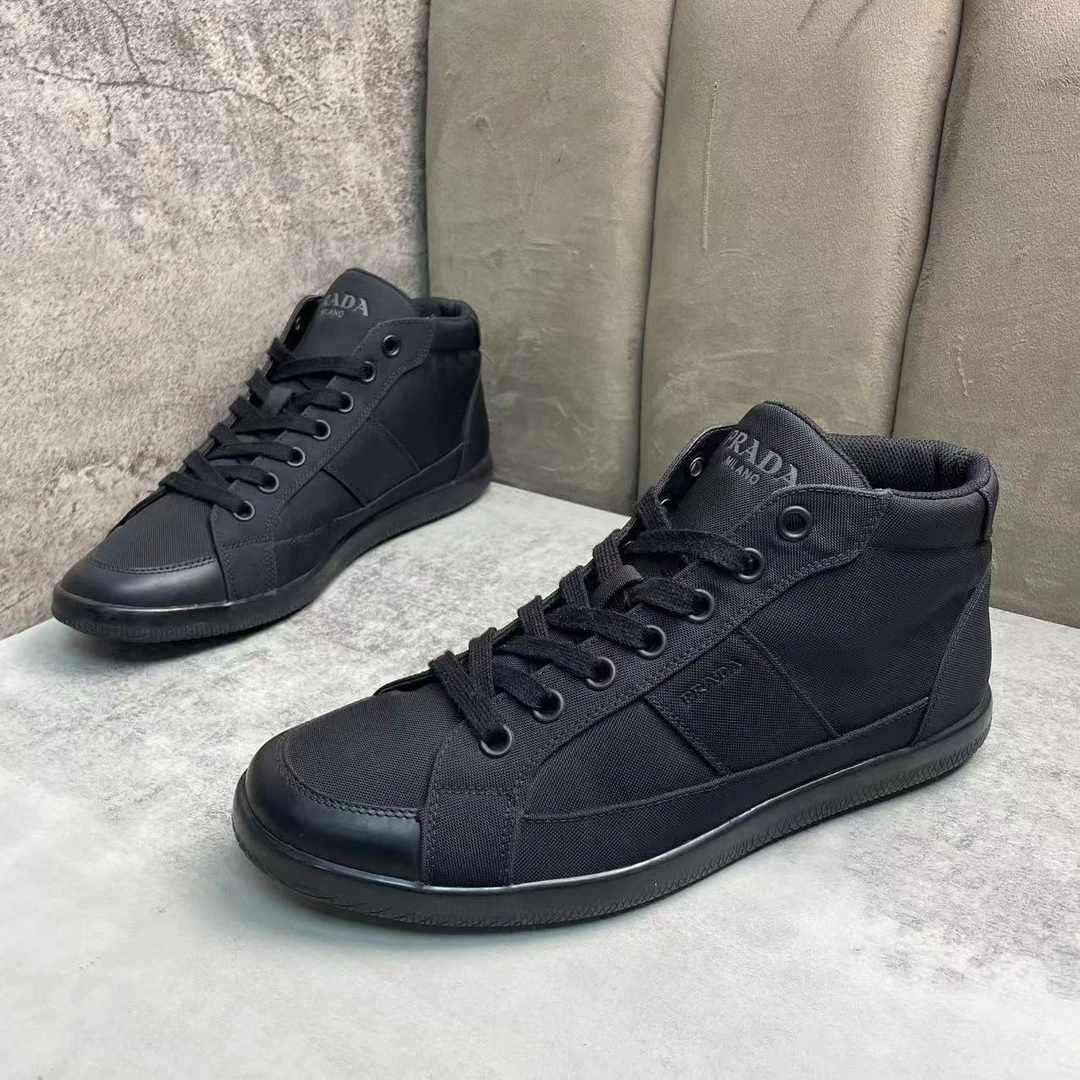 95新 Prada/普拉达 黑色帆布百搭时尚透气休闲高帮板鞋/42码/96新