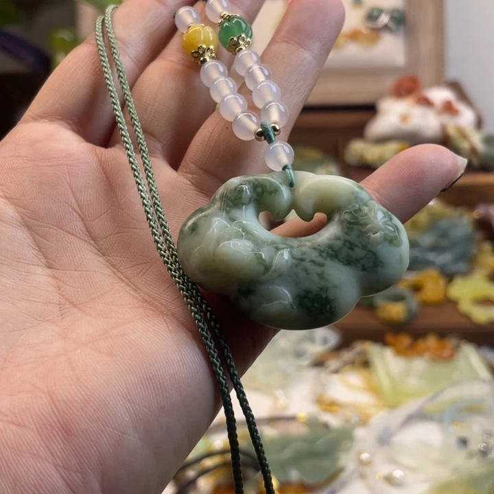 蛇纹石玉未镶嵌吊坠