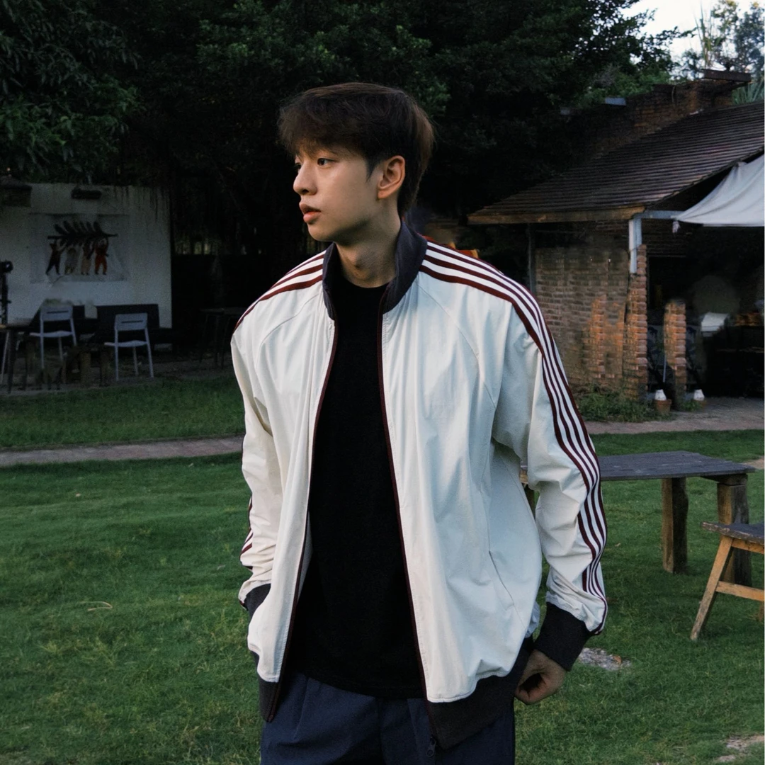 BST 秋冬复古条纹撞色小立领梭织户外运动拉链显型夹克