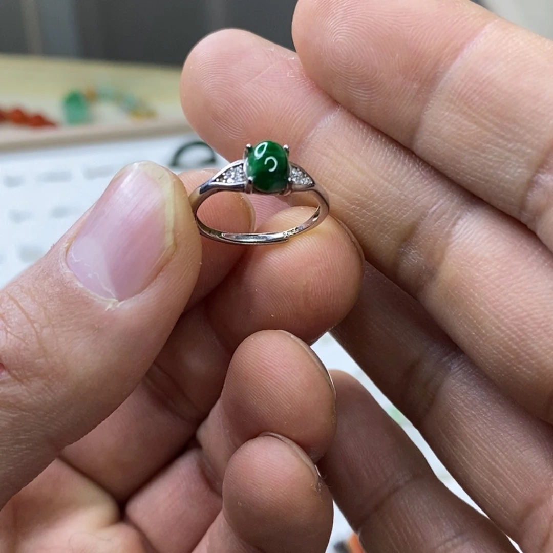 颈饰未镶嵌翡翠戒指