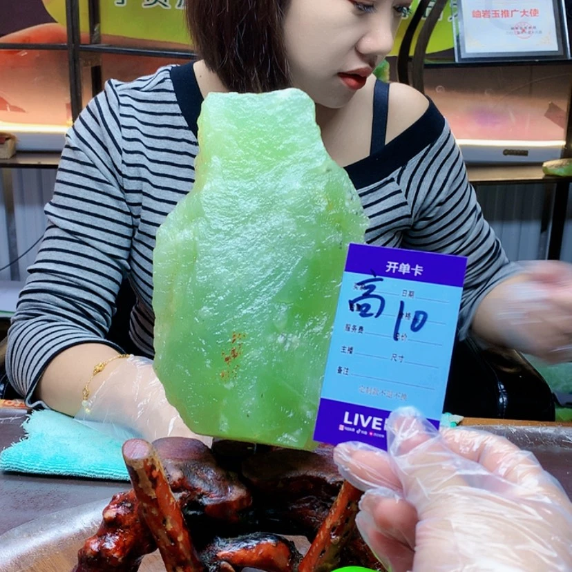 【闪购商品】未镶嵌蛇纹石玉原石人*