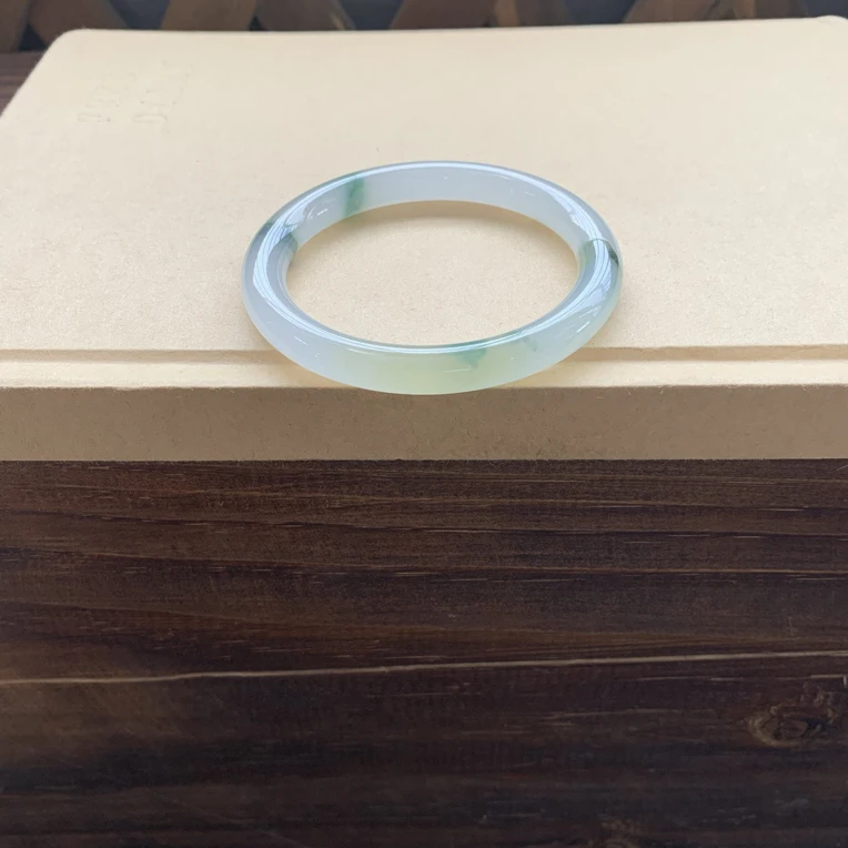 糯冰飘花圆条手镯，特价9800圈口52.1-7.5-7.7，天然翡翠缅A小纹