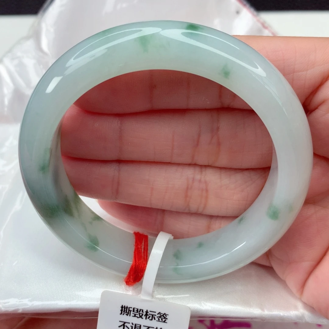 翡翠未镶嵌手镯55.4圈 细糯化淡绿底飘绿花宽镯