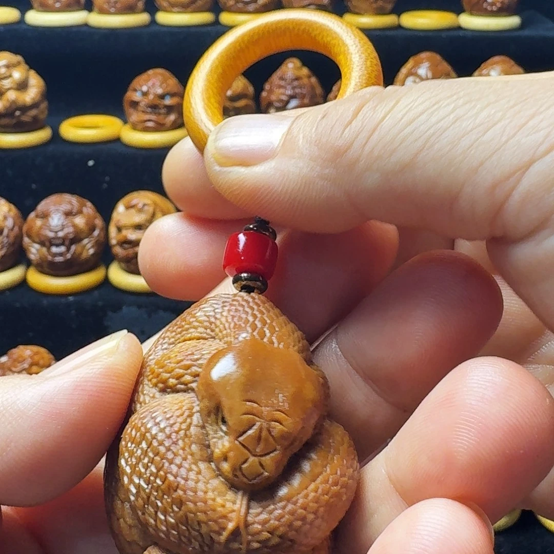 ****看橄榄核把件金蟒抱腰微瑕