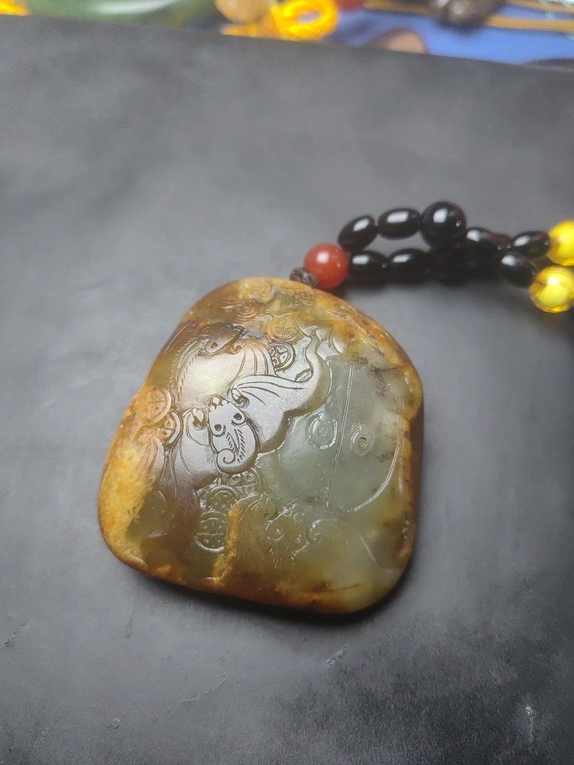 新疆和田玉吊坠。