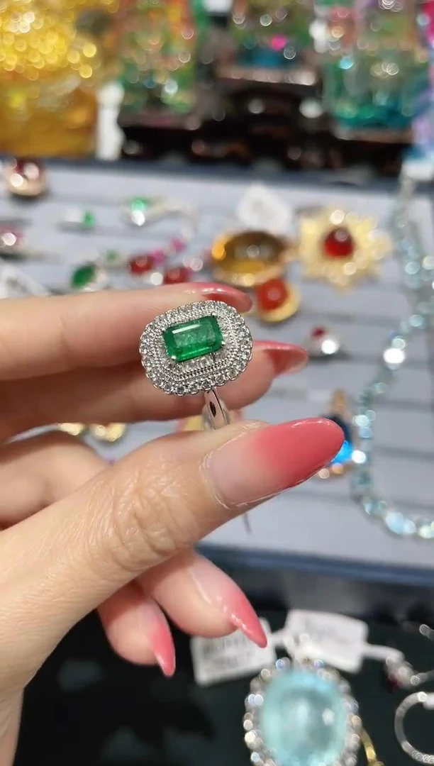 18K金镶嵌天然祖母绿戒指两用款