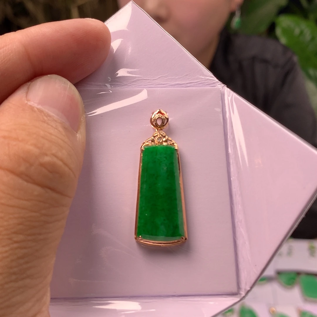 翡翠18K金镶嵌颈饰